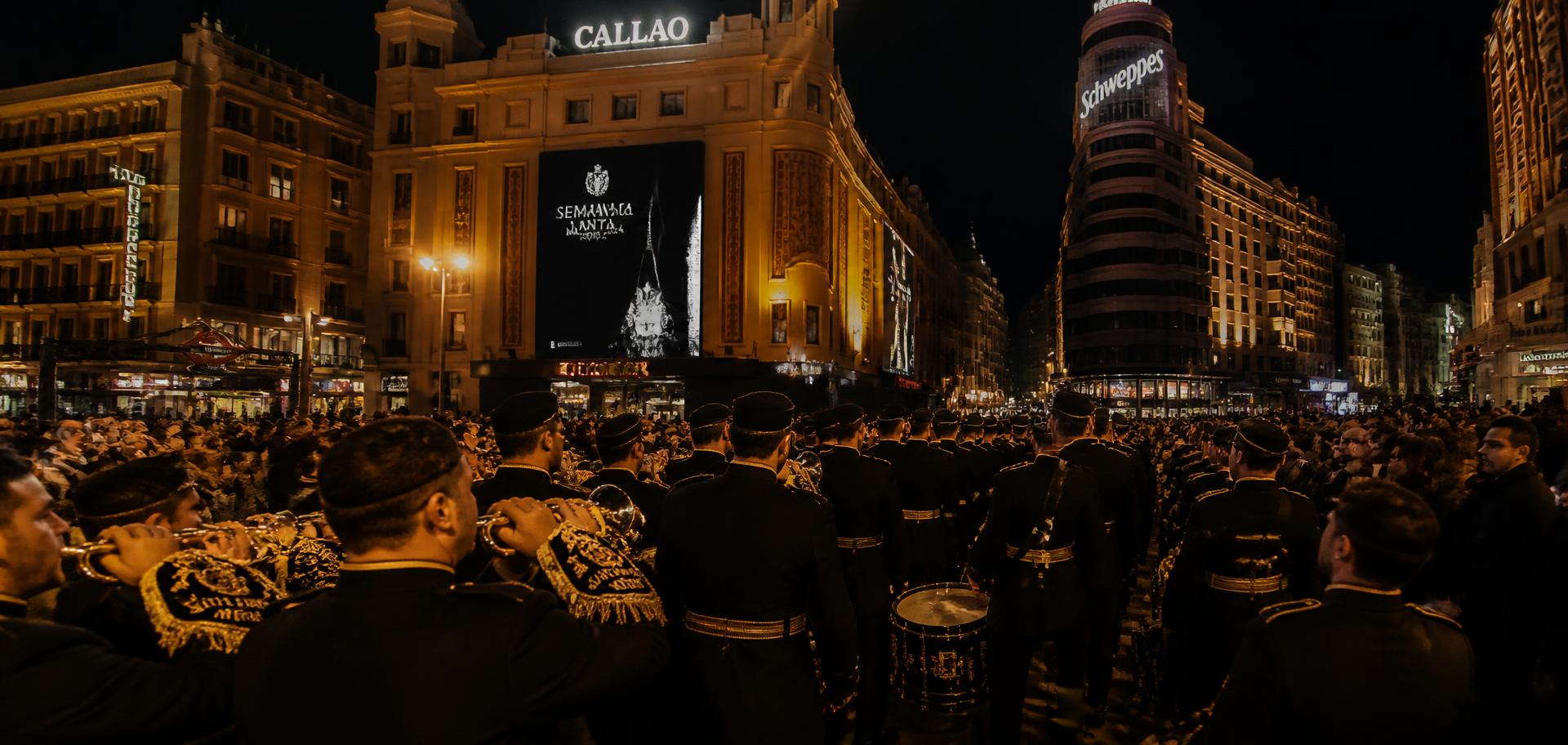 Banda de cornetas y tambores en la Plaza del Callao de Madrid